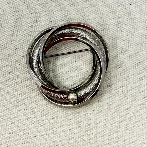 Vintage Open Twisted‎ Circle Brooch Silver-Tone Faux Pearl Mid-Century Classic - Picture 1 of 10
